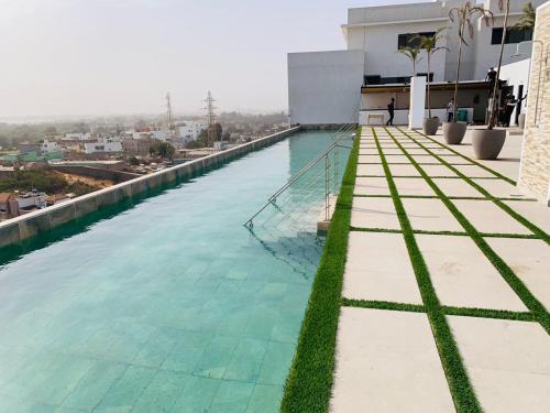 a swimming pool on the roof of a building at Appartement F4 avec vue panoramique sur dakar in Dakar
