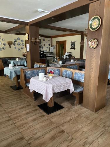 un restaurante con mesa, sillas, mesa y sillas en Haus Kärnten en Döbriach