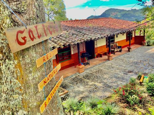 a house with a sign on the side of it at Cabaña ideal 5-9 personas cocina, wifi, cerca al parque y campestre in Jardin