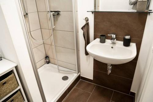 a small bathroom with a sink and a shower at Ferienwohnung in der Nähe von Köln in Frechen