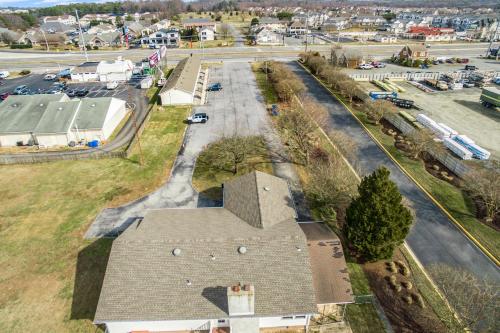 an overhead view of a building and a street at The Inn at Lewes in Rehoboth Beach