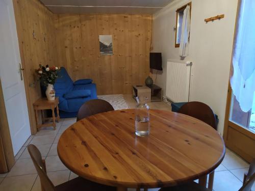 TV a/nebo společenská místnost v ubytování Appartement dans un chalet de montagne