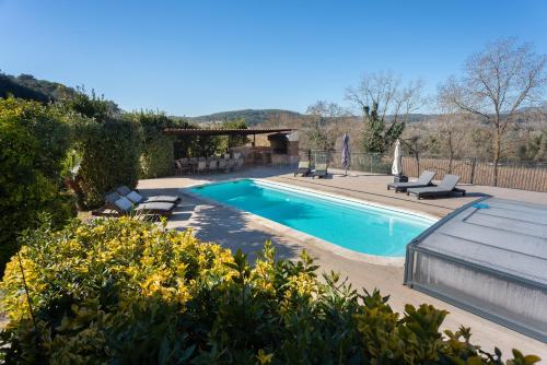 una piscina en un patio con tumbonas en Can Moresch, en Parets d'Empordà