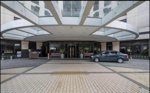 un'auto parcheggiata di fronte a un edificio di Suíte com vista para o aeroporto de Congonhas. a San Paolo