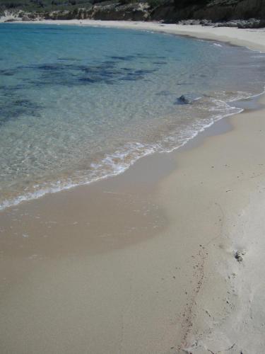 a beach with the ocean and the shoreline at Hotel Moderno in Santa Teresa Gallura