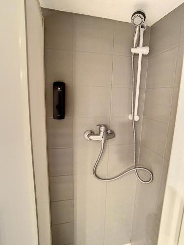 une douche avec pommeau de douche dans une salle de bain dans l'établissement Magnifique studio centre ville Saint Leu 2 pers, à Amiens