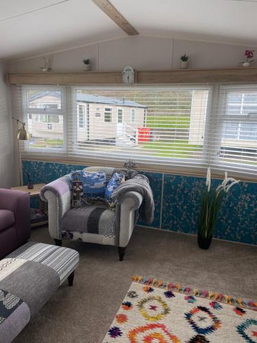 salon z kanapą i oknem w obiekcie Dave and Deb's Place Beverley Bay w mieście Paignton