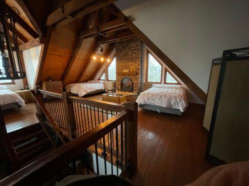 - une chambre mansardée avec 2 lits et un escalier dans l'établissement O'Brist Lakehouse on Centralia Lake, à Salem