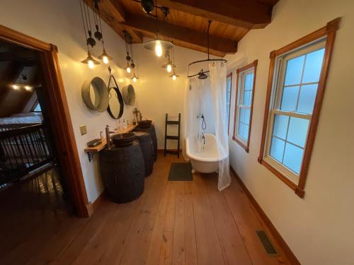 La salle de bains est pourvue d'une baignoire, d'un lavabo et de toilettes. dans l'établissement O'Brist Lakehouse on Centralia Lake, à Salem