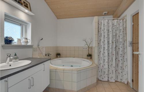Koupelna v ubytování Beautiful Home In Faaborg With Wifi