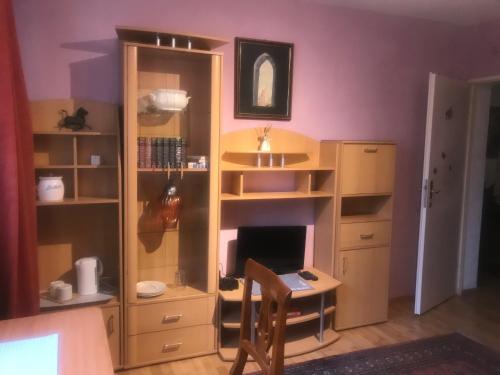 een kamer met een bureau en een boekenplank bij Ferienzimmer Rogi in Reinhardshausen