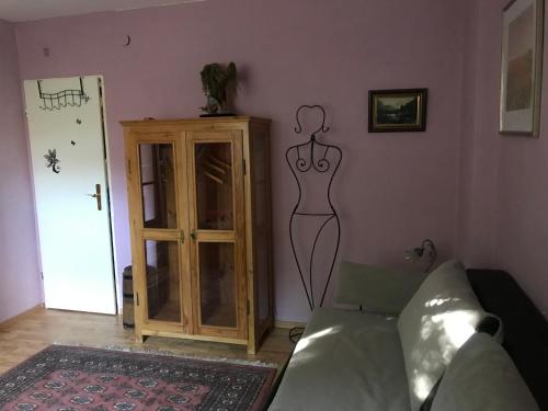 een woonkamer met een mannequin aan de muur bij Ferienzimmer Rogi in Reinhardshausen
