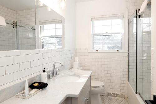 biała łazienka z umywalką i toaletą w obiekcie * Affordable Luxury Park Circle, Tres Chic! * w mieście Charleston