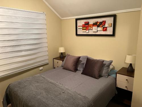 Tempat tidur dalam kamar di Apart Hotel Chillan - Home Cozy - Empresas - Factura - Aire acondicionado