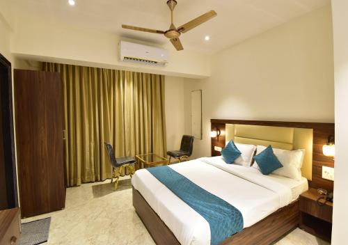 a bedroom with a large bed in a hotel room at Hotel Candor Amigo Airoli Mind Space in Navi Mumbai