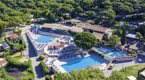 - une vue aérienne sur une demeure de caractère avec 2 piscines dans l'établissement Lovely and friendly Mobile Home in Gassin France, à Gassin