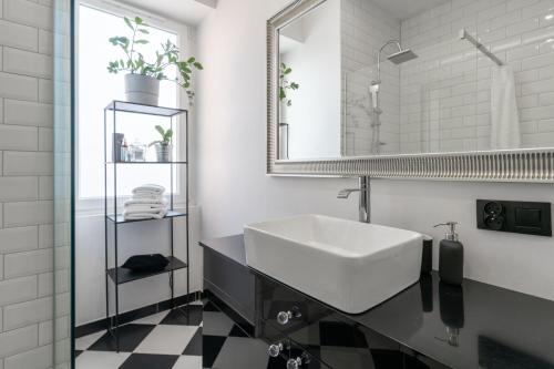 een badkamer met een wastafel en een spiegel bij Apartament Arena Gliwice Budget in Gliwice