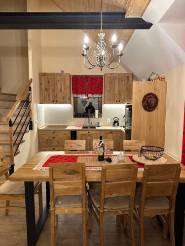 una cucina con tavolo da pranzo e sedie di Apartament Franio a Jaworki