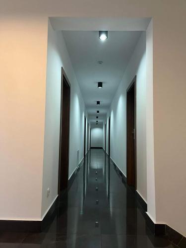 un long couloir avec des murs blancs et un long couloir dans l'établissement Pensjonat Jachranka, à Jachranka