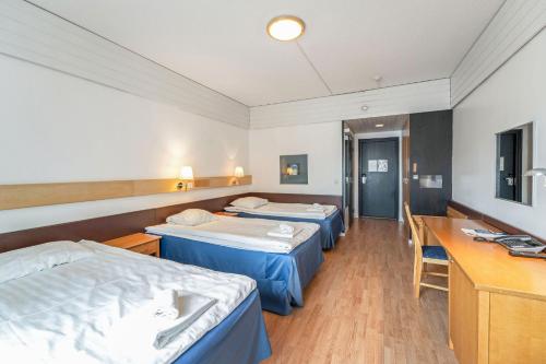 Кровать или кровати в номере Hotelli Sodankylä