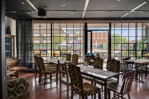 索丹屈萊的住宿－索丹屈萊酒店，用餐室设有桌椅和窗户。