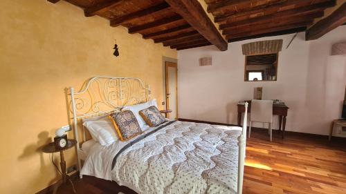 1 dormitorio con 1 cama grande en una habitación en La Maison Deux, en Albinea