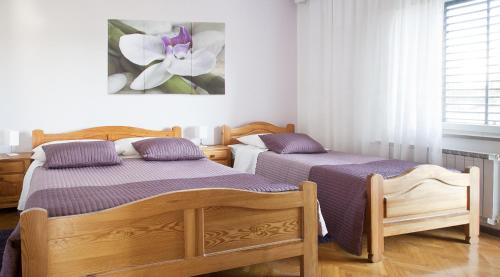 two beds sitting next to each other in a bedroom at Guesthouse Rutar in Rupa