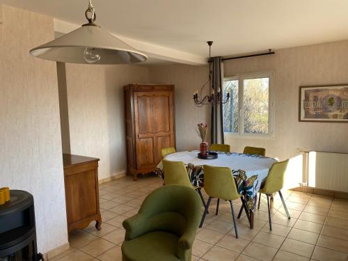 une cuisine et une salle à manger avec une table et des chaises dans l'établissement Maison PHILIPPE et Fils, à Saint-Bonnet-près-Riom