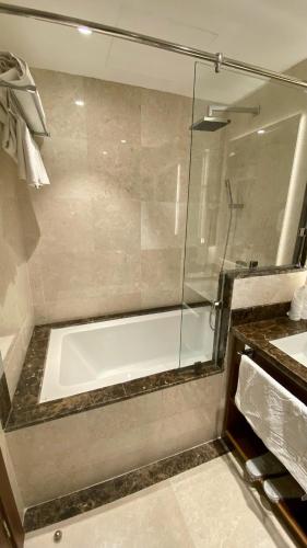 Ένα μπάνιο στο فندق رويال فيستا Royal Vista Hotel