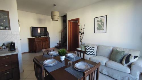 una sala de estar con una mesa y un sofá en La Casa Nel Gelso, en Bellaria-Igea Marina