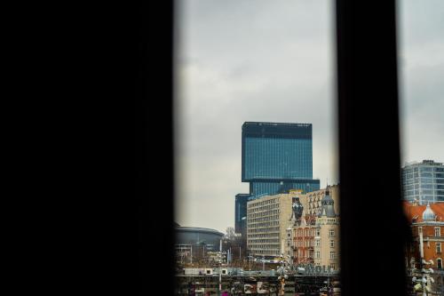 a view of a city skyline from a window at LivingRoom 2 z wanną z hydromasażem in Katowice