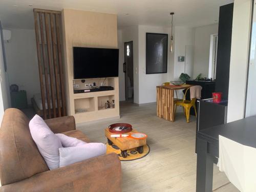 Μια τηλεόραση ή/και κέντρο ψυχαγωγίας στο Bungalow Enjoy