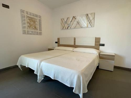 A bed or beds in a room at Apartamento moderno para disfrutar con la familia con parking y piscina