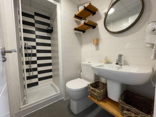 A bathroom at Apartamento moderno para disfrutar con la familia con parking y piscina