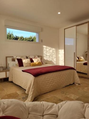 - une chambre avec un grand lit et une fenêtre dans l'établissement Pâquerette, à Arles