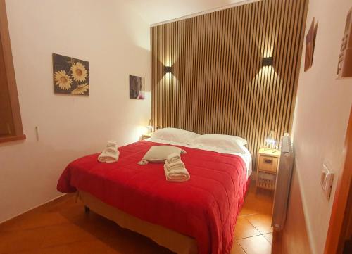 スコペッロにあるPalma Dello Zingaroのベッドルーム1室(赤いベッド1台、靴2足付)