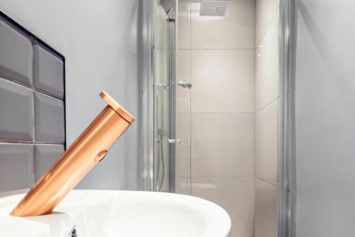 Ένα μπάνιο στο Shirley House 3, Guest House, Self Catering, Self Check in with Smart Locks, Use of Fully Equipped Kitchen, close to City Centre, Ideal for Longer Stays, Walking Distance to BAT, 20 min Drive to Fawley Refinery, Excellent Transport Links