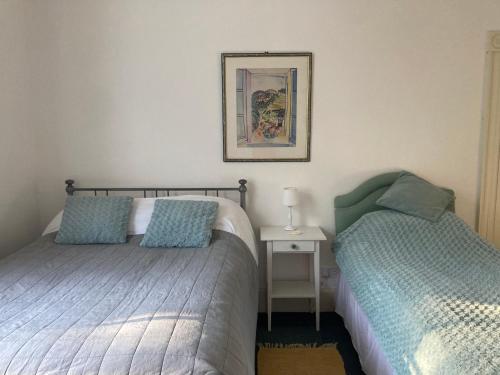 Säng eller sängar i ett rum på Grade II Listed Georgian Home