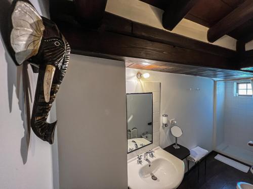 ein Badezimmer mit einem Fischkopf an der Wand in der Unterkunft Luxury house Corte dei Galati in Galatone