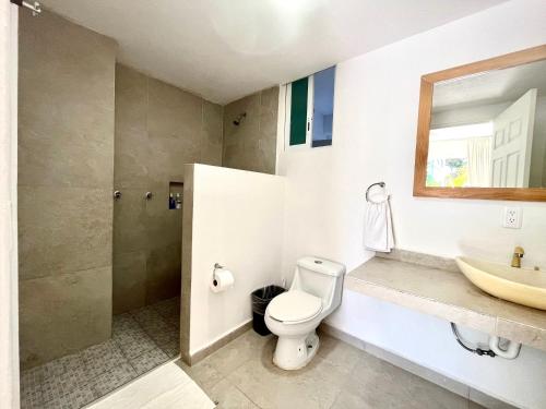 a bathroom with a toilet and a sink at Gran Palma Residencial in Acapulco