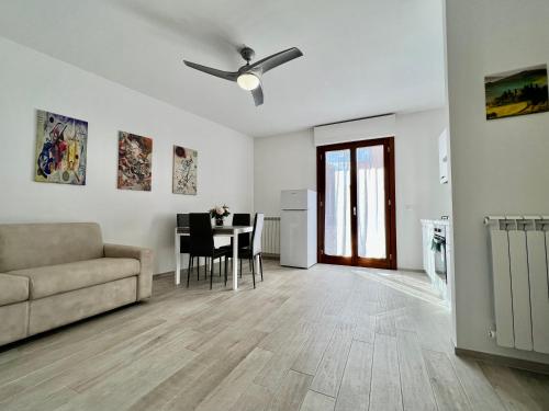 una sala de estar con un sofá y una mesa en Diamond apartment, en Arezzo
