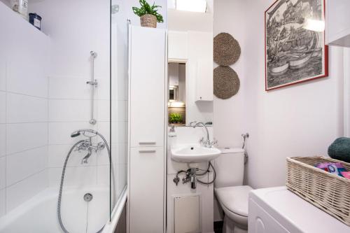 La salle de bains est pourvue d'une douche, de toilettes et d'un lavabo. dans l'établissement Boho Dream, à Varsovie