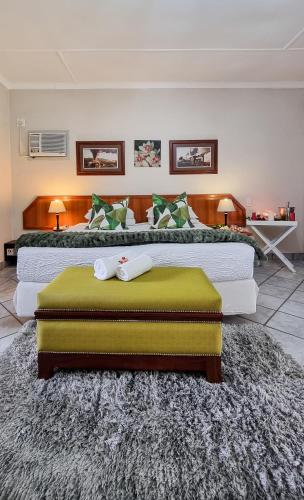 two large beds in a hotel room with a rug at Pari Guest House in Middelburg