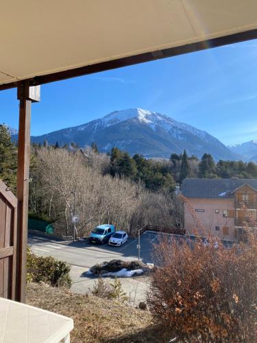 una casa con vistas a una montaña nevada en le Diamant, en Embrun