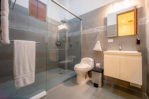ein Bad mit einer Dusche, einem WC und einem Waschbecken in der Unterkunft San Pedro Claver Luxury in the walled city in Cartagena de Indias