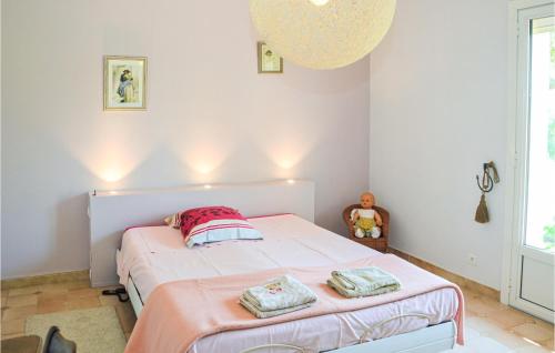 1 dormitorio con 1 cama con 2 toallas en Cozy Home In Lanon-provence With Private Swimming Pool, Can Be Inside Or Outside, en Lançon-Provence