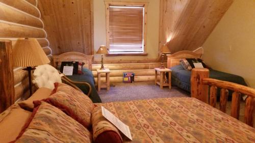 1 dormitorio con 2 camas y ventana en Teton Hostel HideAway en Driggs