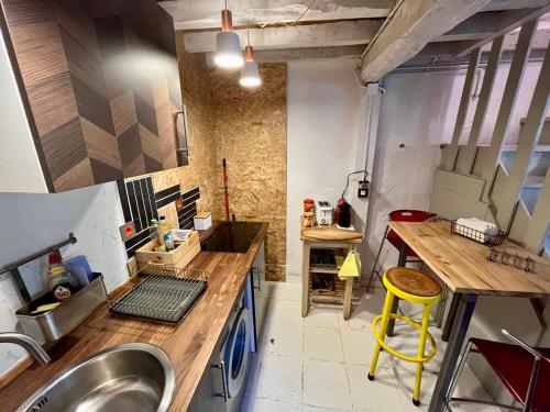 una pequeña cocina con fregadero y encimera en Loft Borines, en Borines