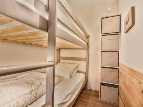 - une chambre avec 2 lits superposés et des étagères dans l'établissement Studio Cabine Rénové au Centre des Gets, Proche Remontées Mécaniques - FR-1-685-34, aux Gets