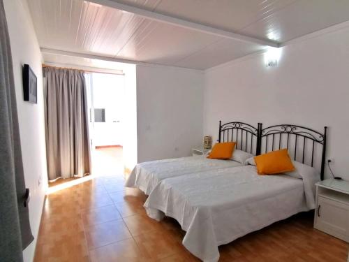A bed or beds in a room at Apartamento Los Linos